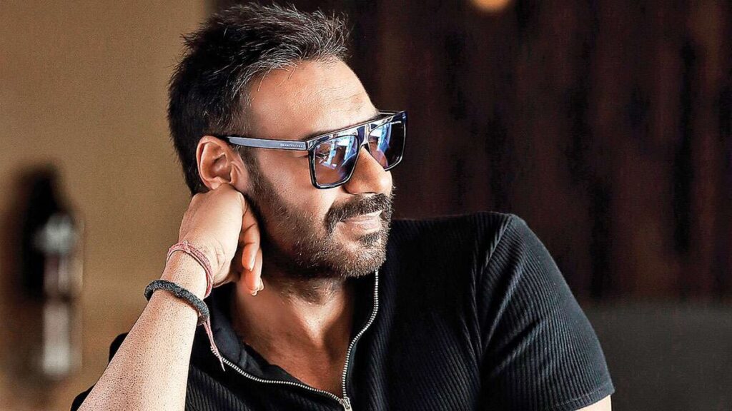 Education of bollywood actors - बॉलीवुड सितारों की पढ़ाई के बारे में जानिए 5 2020 के एक कार्यक्रम में अजय देवगन की तस्वीर
